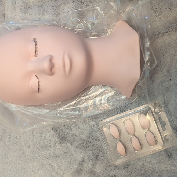 Lash Training Mannequin Head with detachable eyelids. - Picture 4 of 4